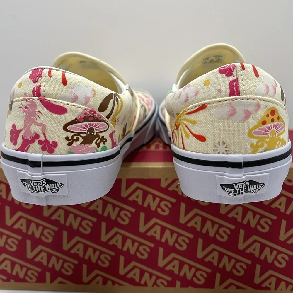 Vans Men’s Classic Slip-On Get Outdoors Classic White
VN000BVZFRL
Sneakers - Picture 5 of 16